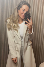 Afbeelding in Gallery-weergave laden, Ecru golden button coat