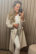 Afbeelding in Gallery-weergave laden, Ecru golden button coat
