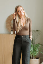 Afbeelding in Gallery-weergave laden, Black pants with golden button