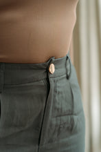 Afbeelding in Gallery-weergave laden, Black pants with golden button