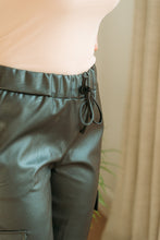 Afbeelding in Gallery-weergave laden, Black leather look pants