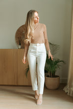 Afbeelding in Gallery-weergave laden, White pants with golden buckle