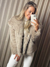 Afbeelding in Gallery-weergave laden, Fur jacket
