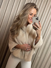 Afbeelding in Gallery-weergave laden, Beige fur poncho
