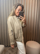 Afbeelding in Gallery-weergave laden, Beige bomber
