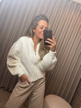 Afbeelding in Gallery-weergave laden, White zipped sweater
