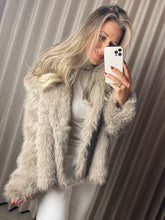 Afbeelding in Gallery-weergave laden, Fur jacket
