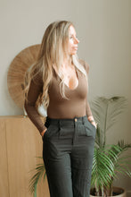 Afbeelding in Gallery-weergave laden, Black pants with golden button
