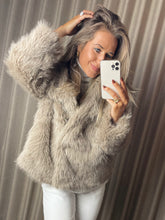 Afbeelding in Gallery-weergave laden, Fur jacket
